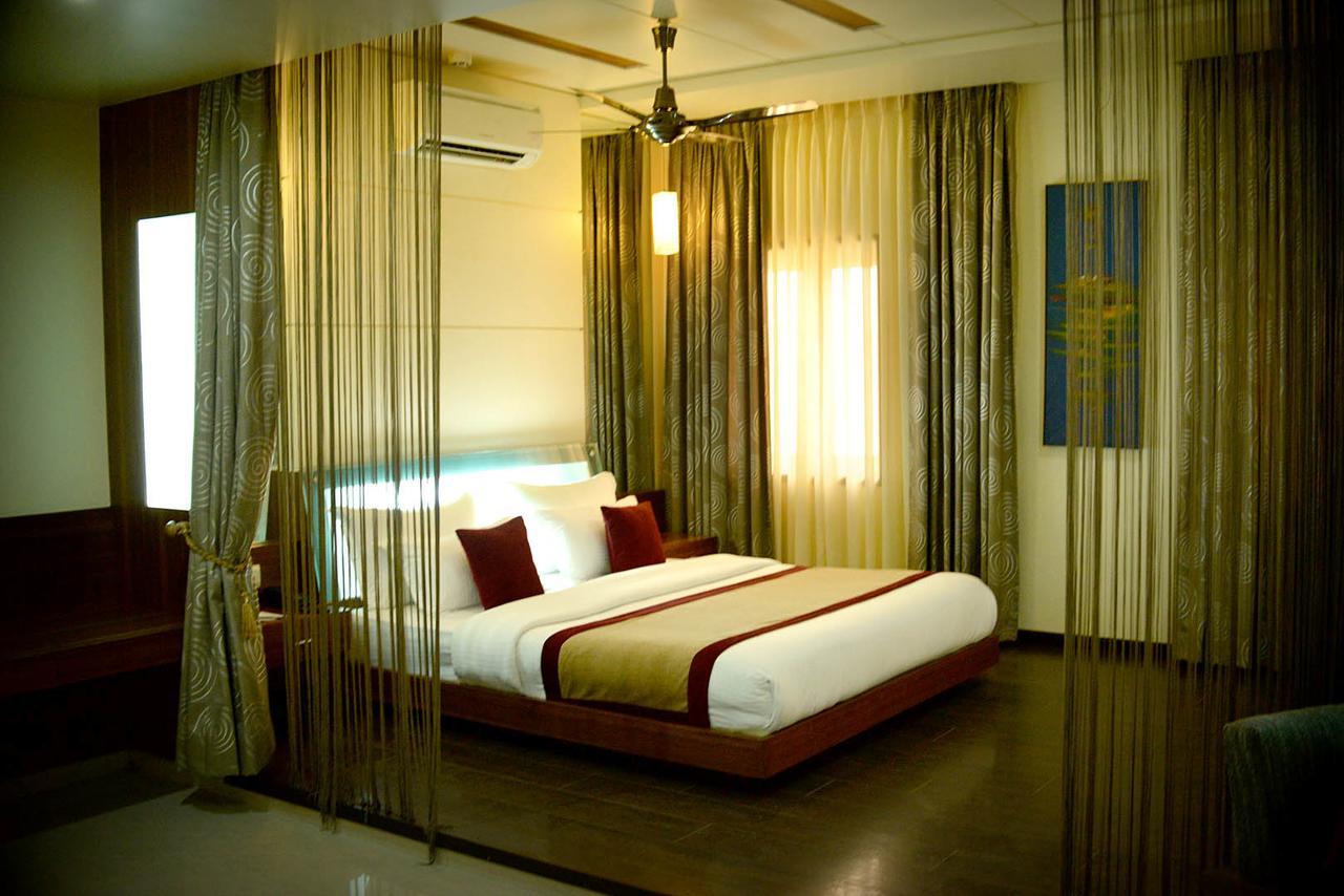 Hotel Fortune Palace Jamnagar Bagian luar foto