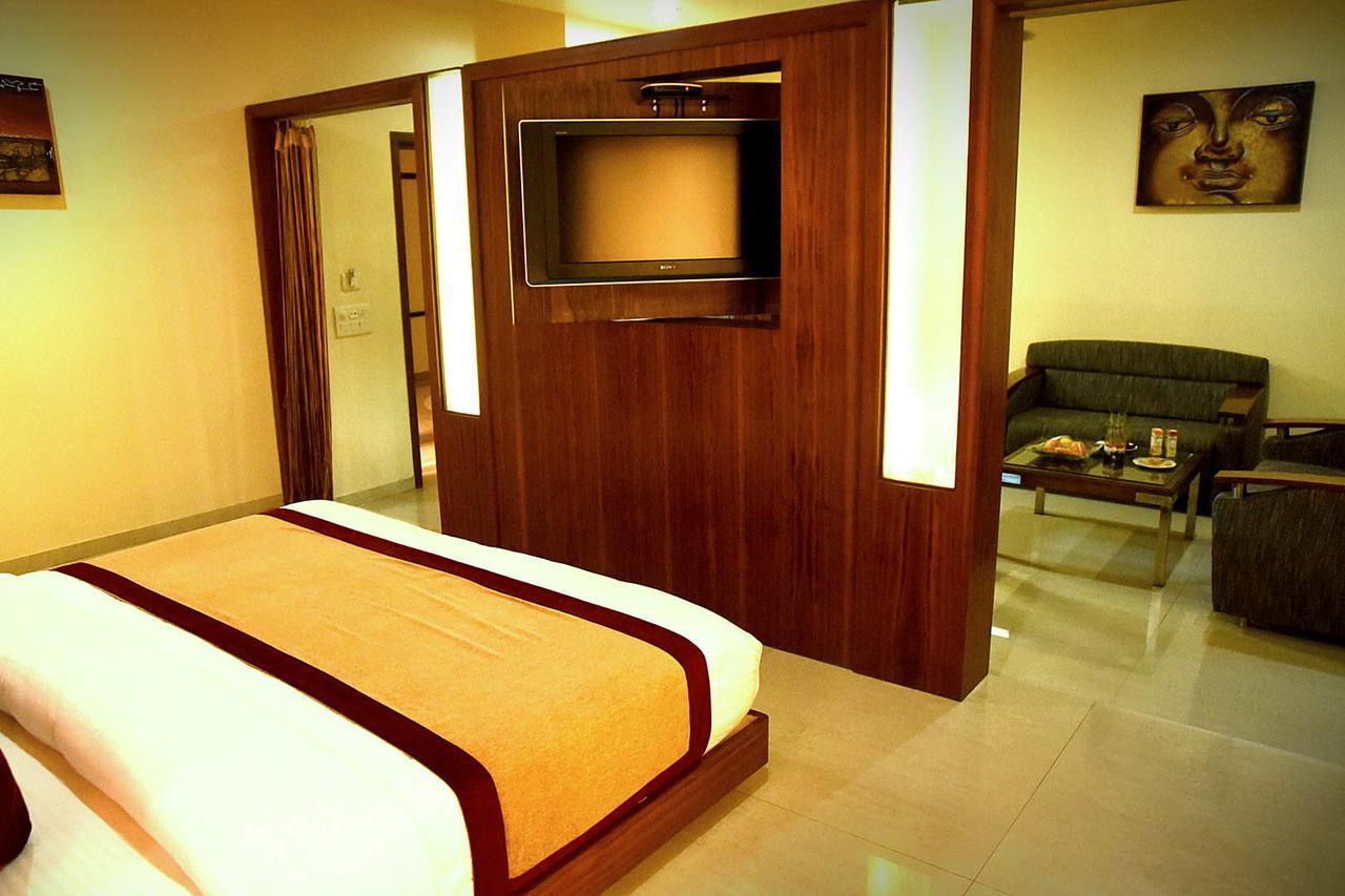 Hotel Fortune Palace Jamnagar Bagian luar foto