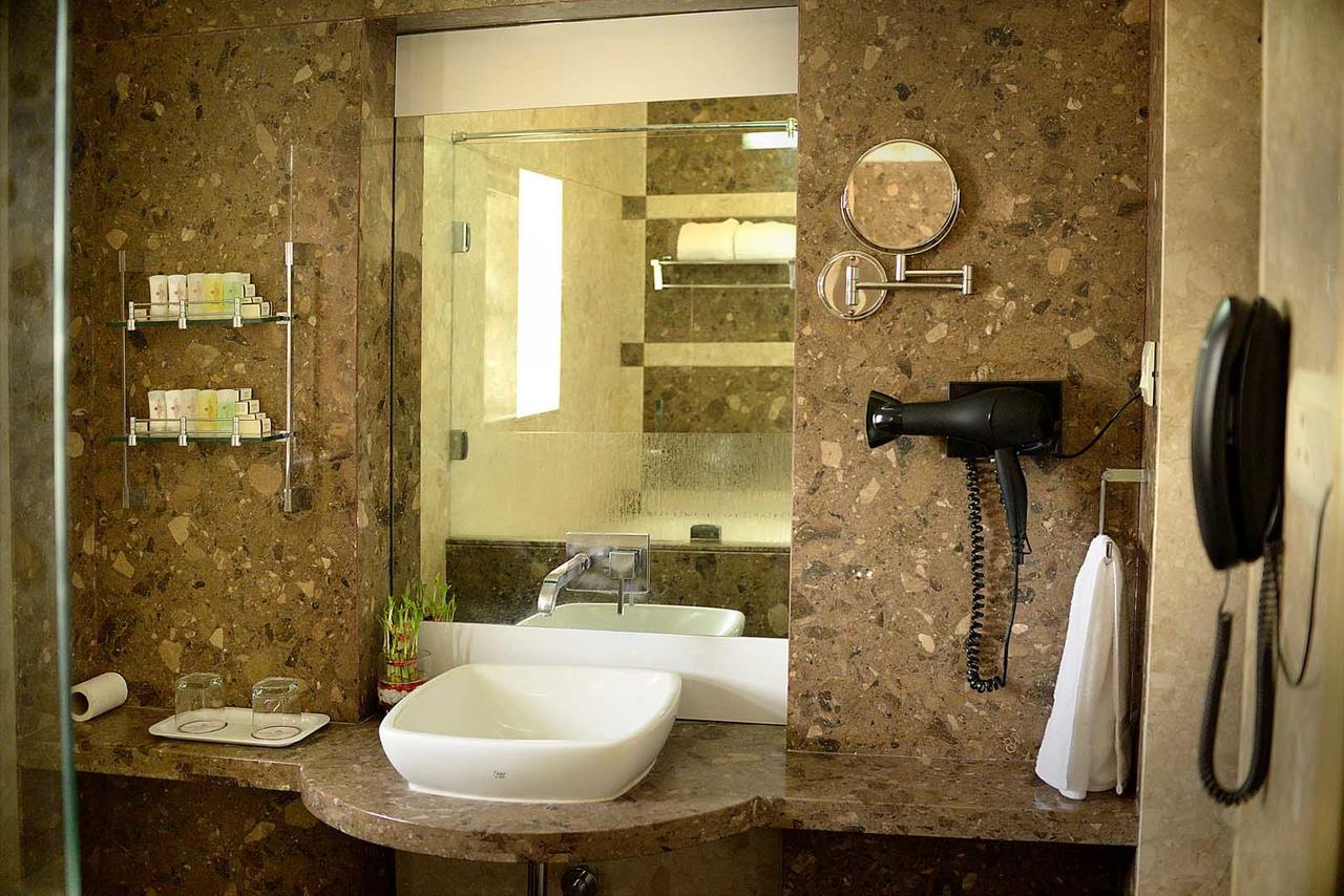 Hotel Fortune Palace Jamnagar Bagian luar foto